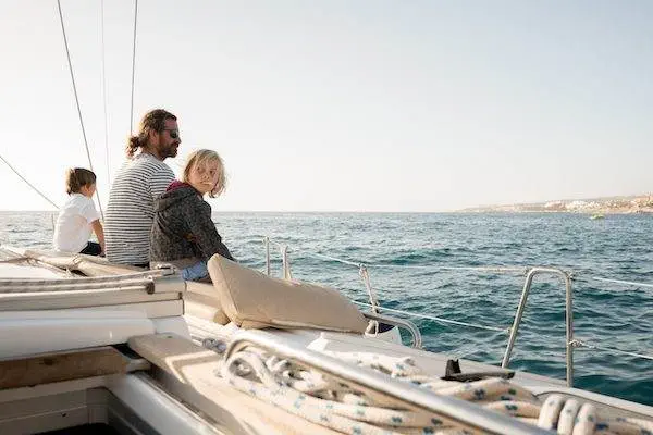 man-with-children-sitting-on-edge-of-yacht-in-sea-2022-03-04-06-00-10-utc-scaled (2)